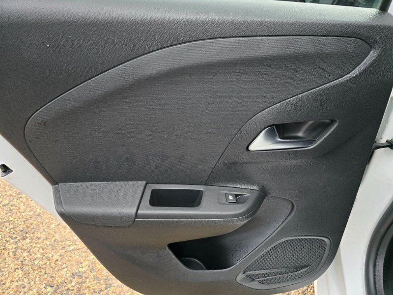 VAUXHALL CORSA 50KWH ELITE NAV PREMIUM AUTO 5DR 7.4KW CHARGER 8,990 MAKE VAUXHALL MODEL...